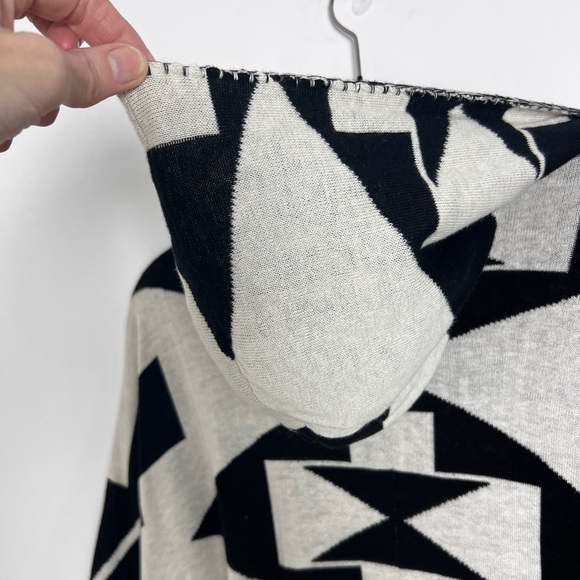 Billabong Enchanted Ways Black & Cream Aztec Print Open Hooded Poncho Boho Sz S - Picture 9 of 12